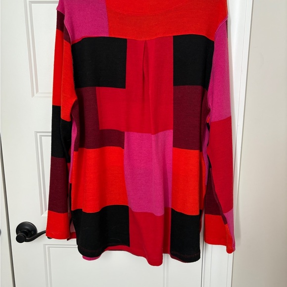 A’ La Carte Red and Pink Geometric Turtleneck Sweater - Picture 2 of 8